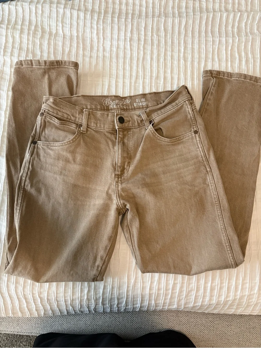 Men’s Wrangler Retro Slim Straight Khaki Jeans.